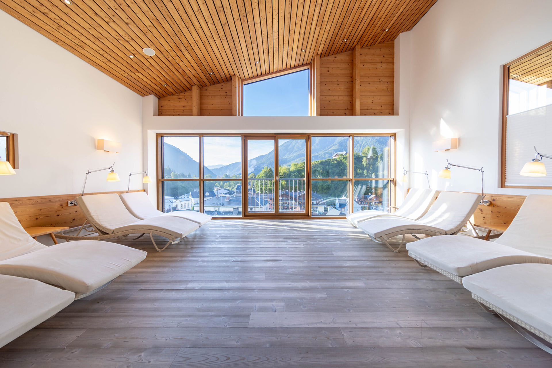Der Ruhebereich im Sky-Spa mit herrlicher Aussicht und liegen im Vordergrund.