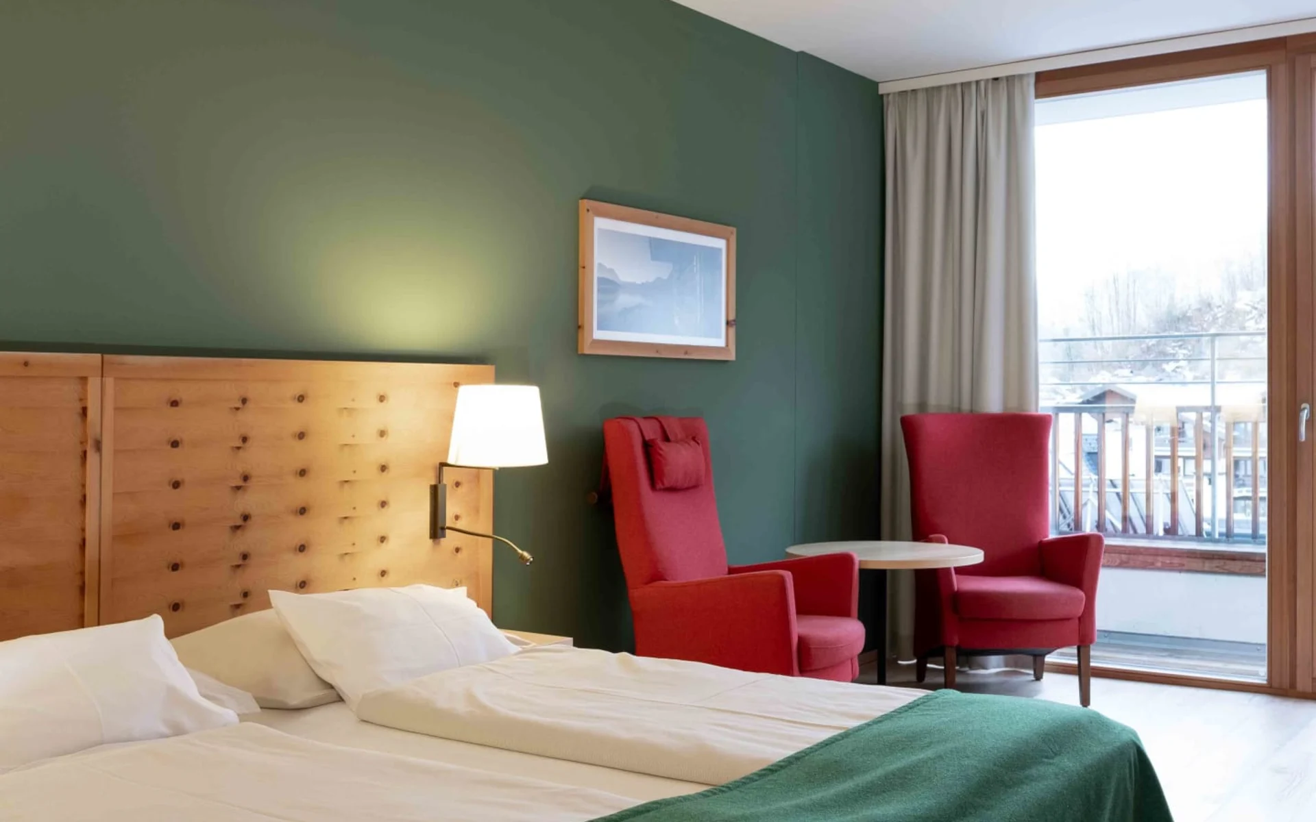 Ein Zimmer im Hotel Erzherzog Johann, ein Zirbenbett im Vordergrund.