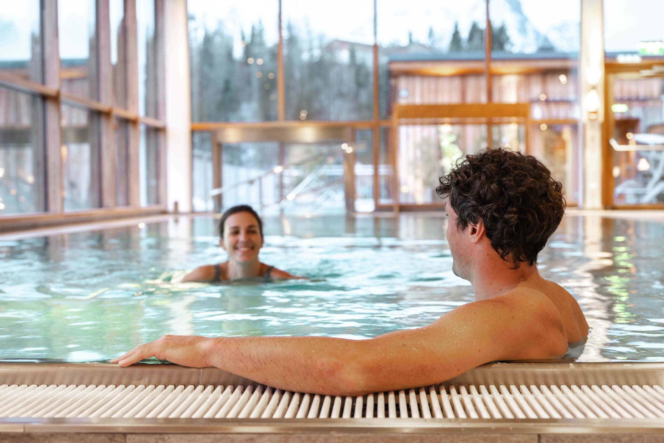 Ein Pärchen schwimmt im Innenpool des Hotel Erzherzog Johann.