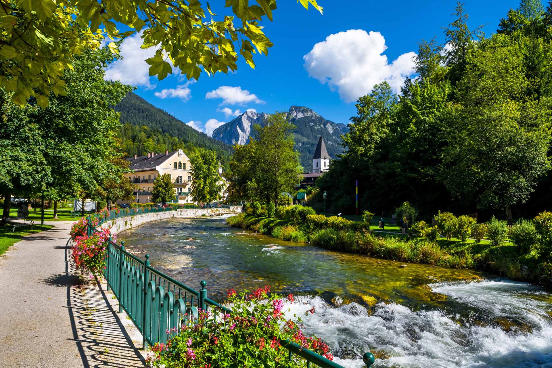 Der Fluss Traun fließt bitten durch Bad Aussee.