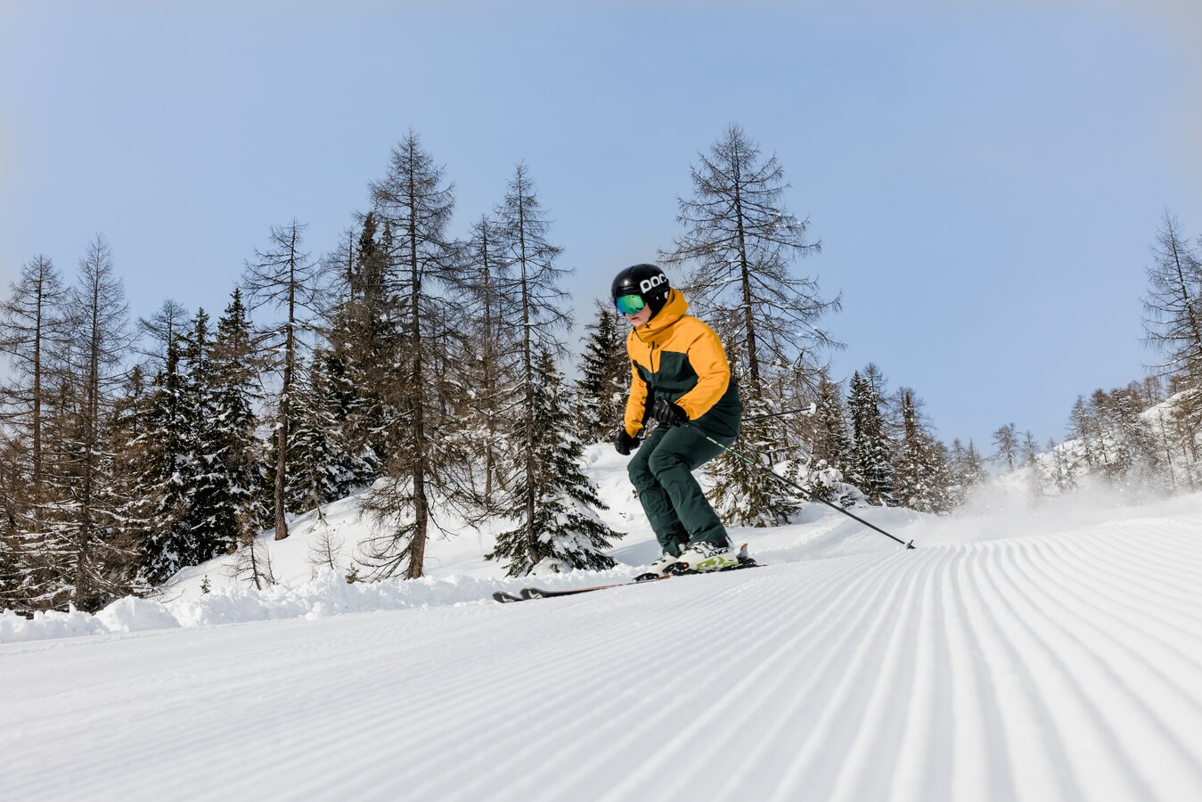 Ein Skifahrer auf einer präpairerten Piste auf der Tauplitz.