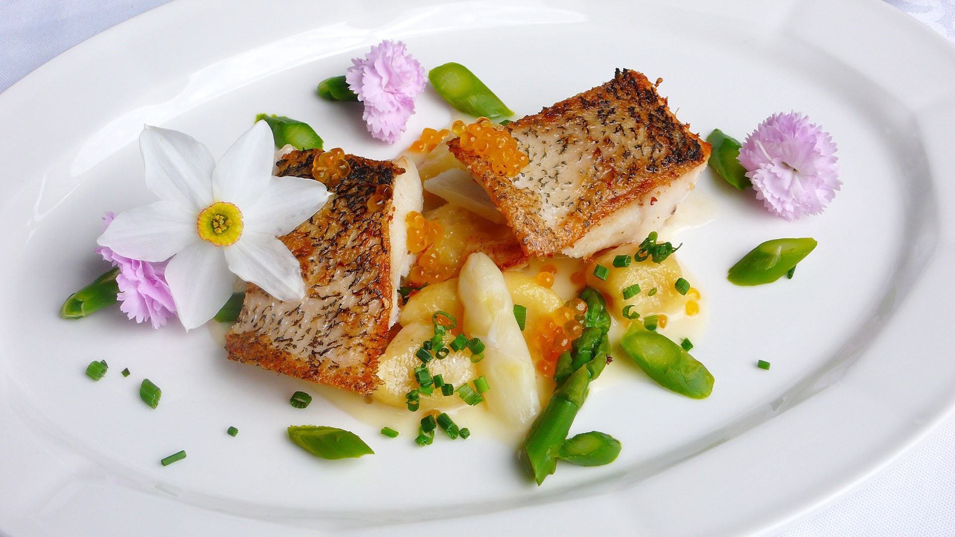 Gebratenes Filet vom Grundlseer Hecht auf Caviar Gnocchi+Spargel
