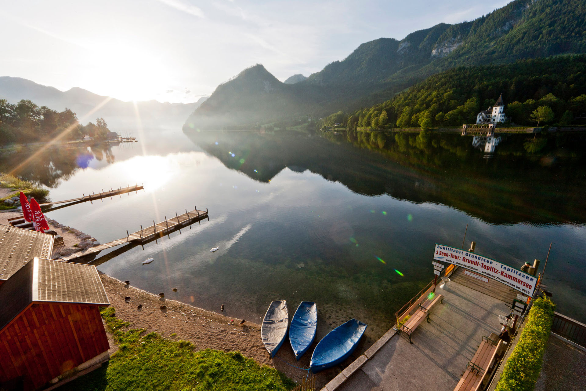 Grundlsee im Vordergrund 3 Boote.