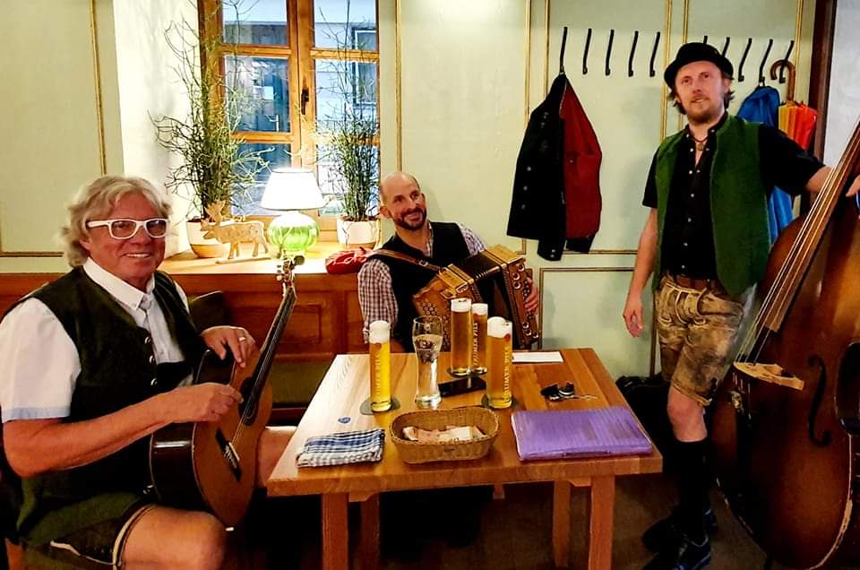 Drei Musiker im Wirtshaus s'JOHANN.