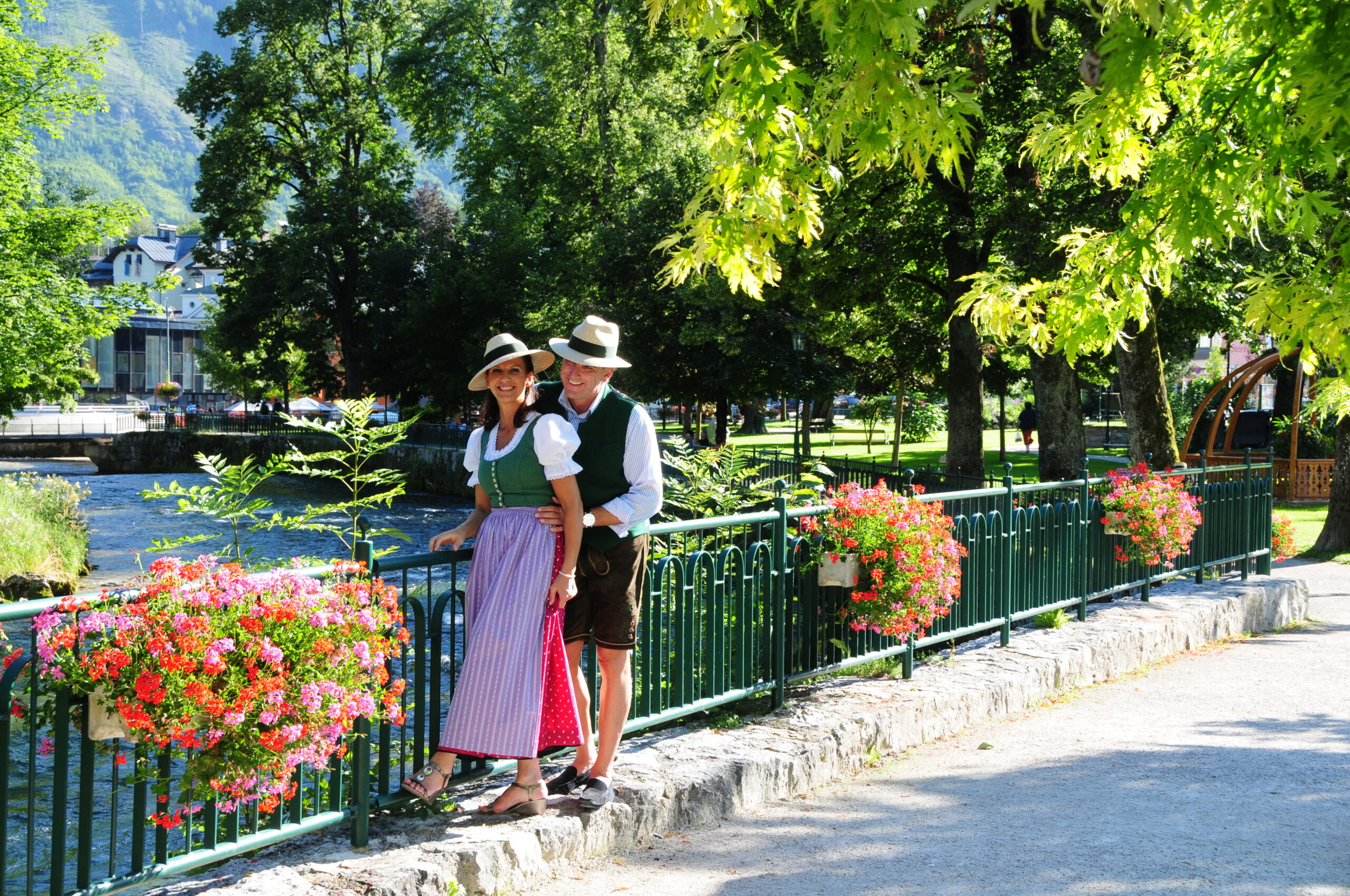 Ein Pärchen in Tracht im Kurhauspark in Bad Aussee.