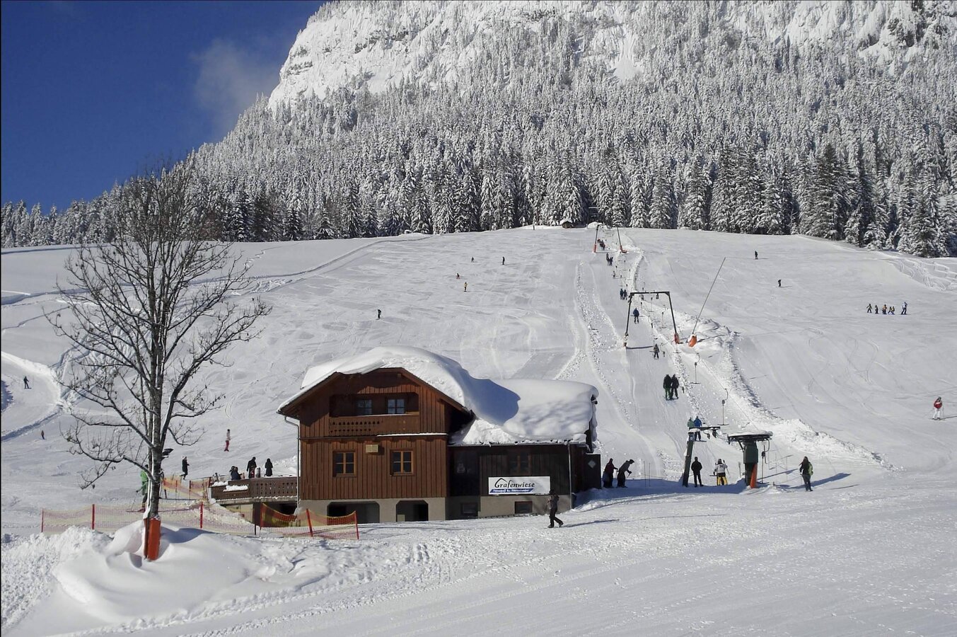 Der Skilift und die SKihütte auf der Grafenwiese bei Tauplitz.