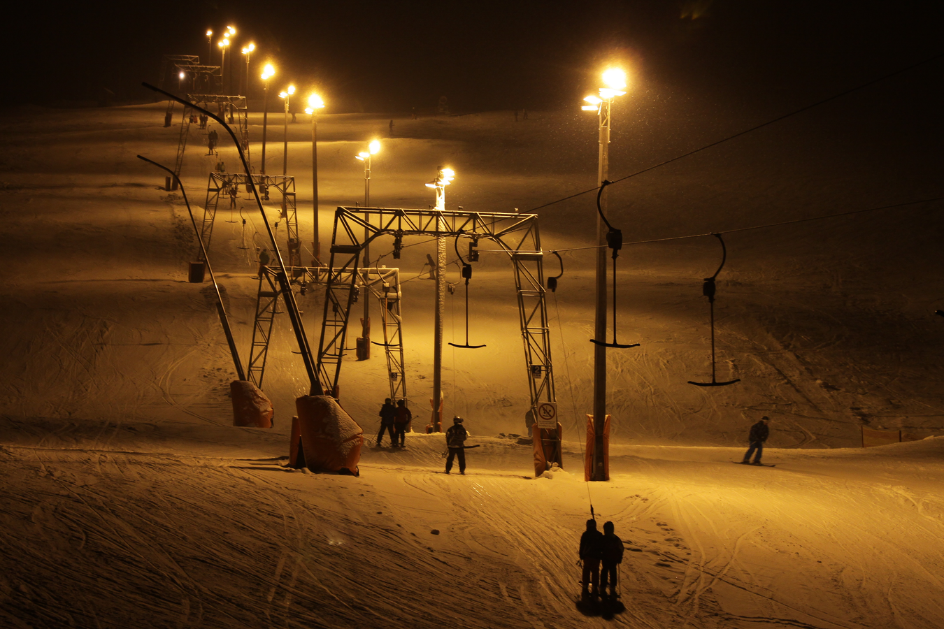 Der Skilift bei Nacht auf der Zlaim.