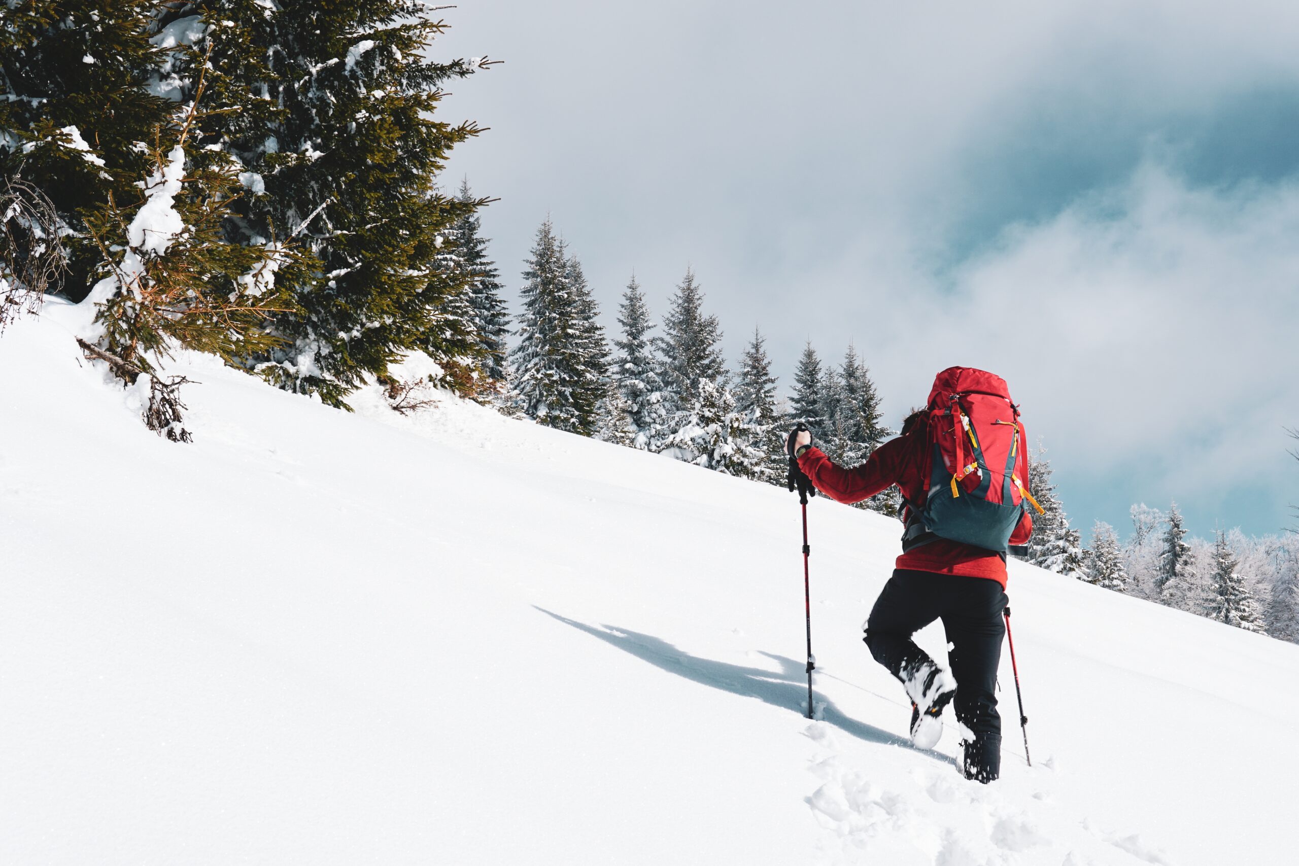 Ein Tourengeher im Tiefschnee in einer herrlichen Winterlandschaft.
