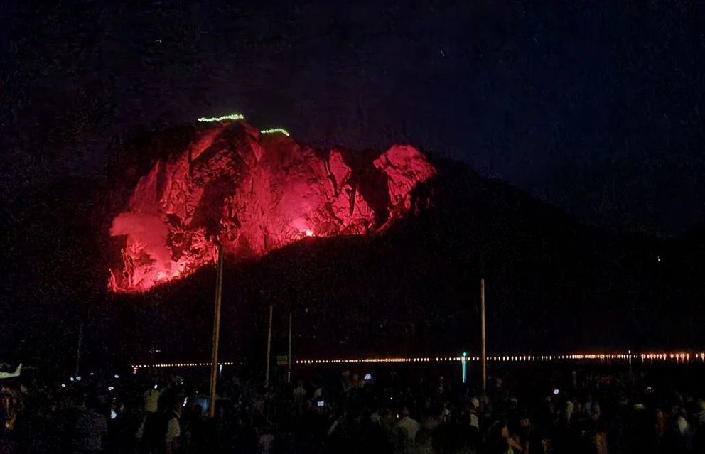 Rot beleuchteter Berg bei der Veranstaltung Berge in Flammen.