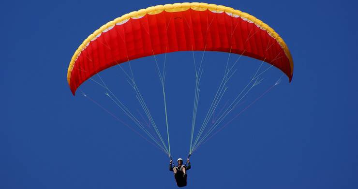 Ein Paraglider in der Luft.