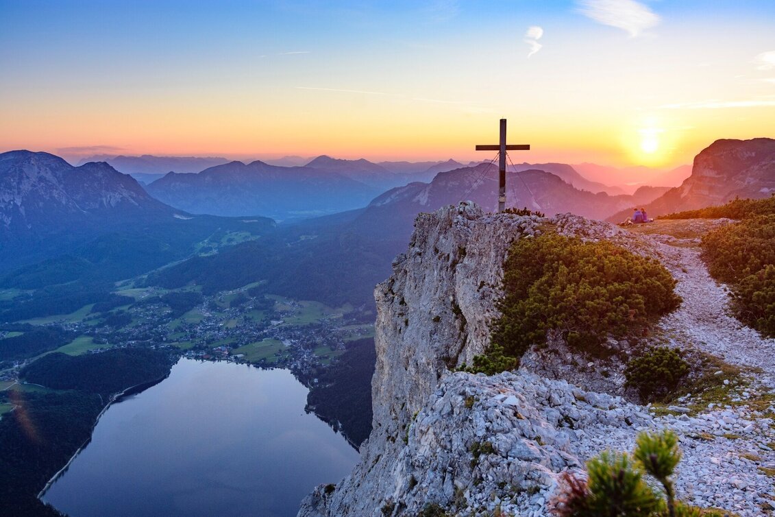 Gipfelkreuz und Sonnenuntergang auf der Trisselwand.