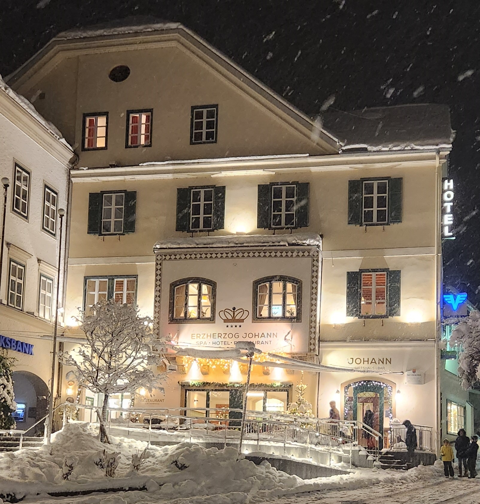 Hotel Erzherzog Johann bei Schneefall.